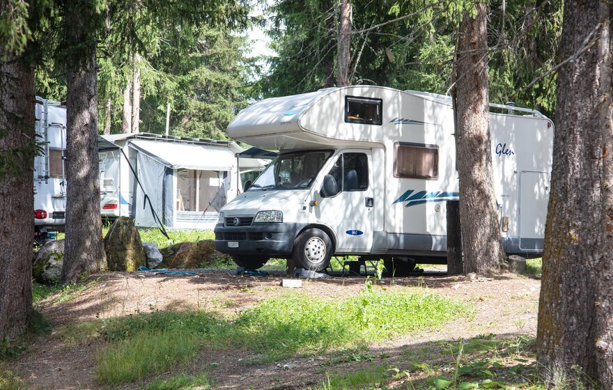 Wohnmobil auf dem Campingplatz Gravas in Lenzerheide | © Sundroina Pictures