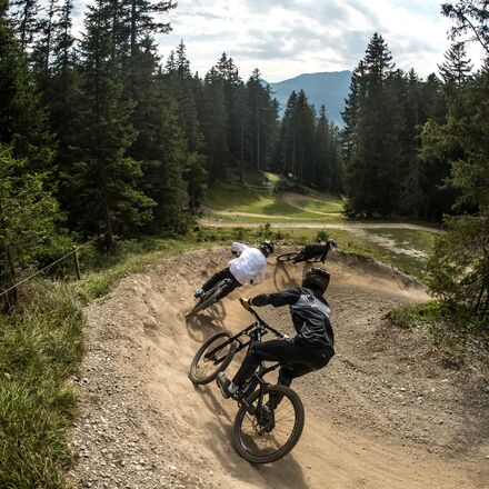 Downhill-Biker:innen auf der FLOWline im Bike Kingdom Park Lenzerheide | © Nathan Hughes